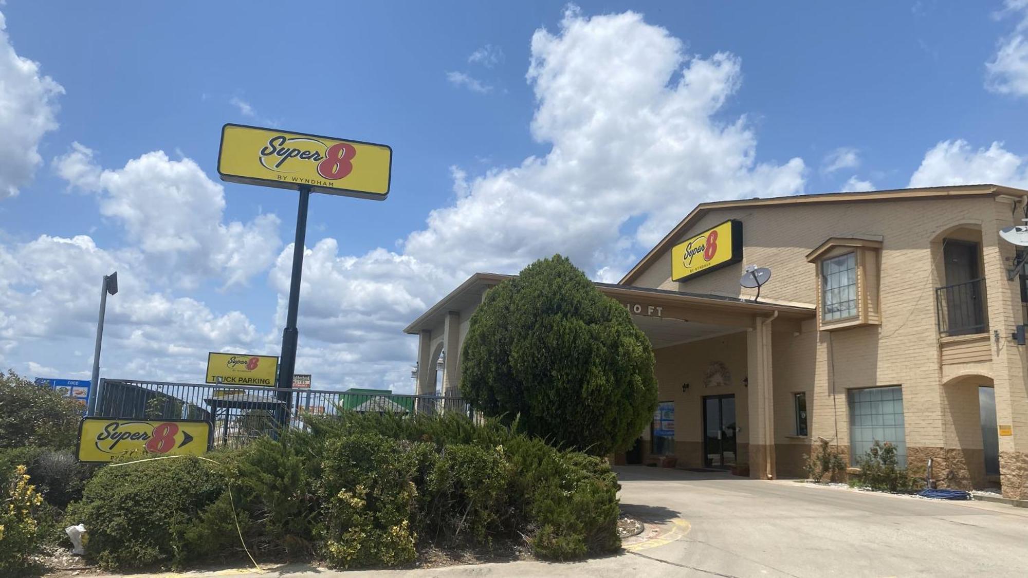 Hotel Super 8 By Wyndham Decatur Texas Extérieur photo